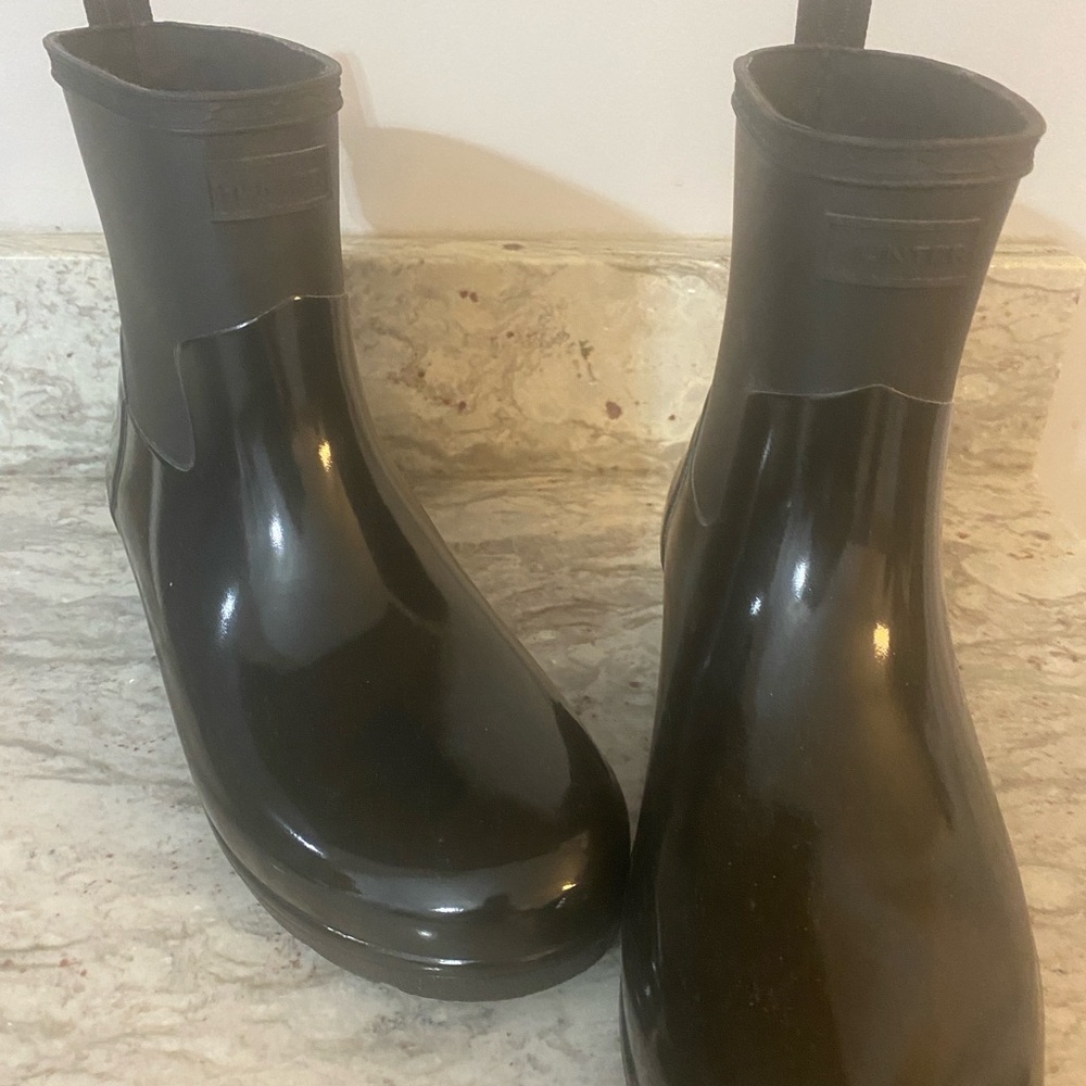 Line new Hunter low rise rain boots. Size 9 US women.